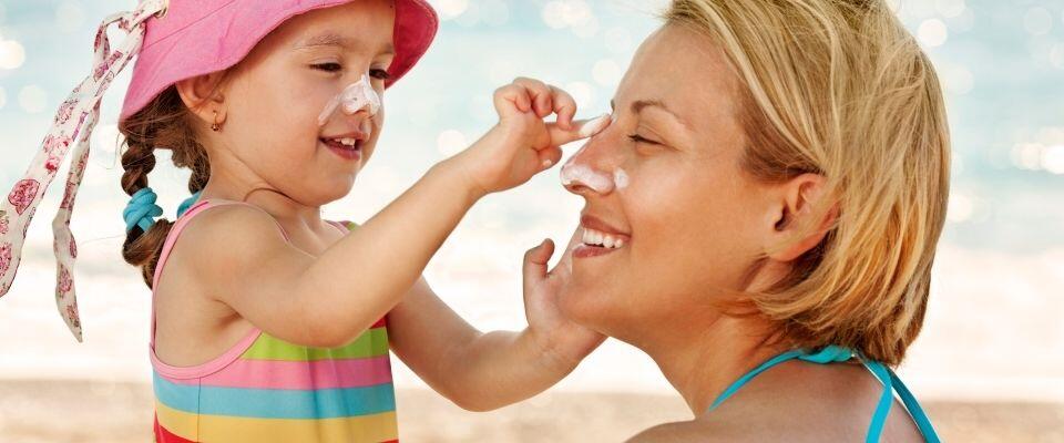 Sonnencreme schützt die Haut von Mamas und Babys