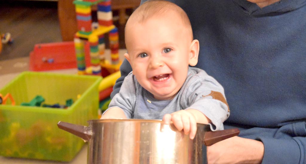 Baby spielt mit Kochtopf