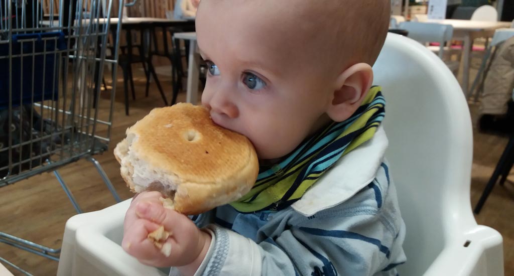 Baby isst Brötchen - BLW